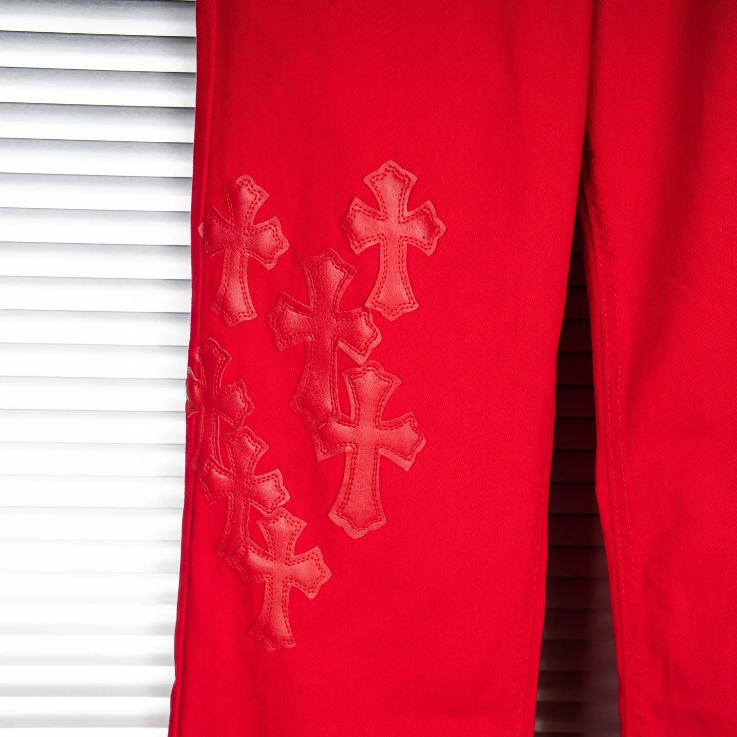 P260 CHROME HEARTS 25ss dopamine Chinese red cross leather washed jeans - Full of exploring the ultimate in fashion, Chrome Hearts' new Chrome Hearts pants not only present a unique style, but the fresh ice blue color looks particularly youthful and energetic. The mid-high waist design is paired with a lazy and casual style, which not only shows long legs but also maintains a casual feel. It is a must-have fashion choice for trendy men and trendy women. Style No.: 1789 Color: Dopamine Red Size: 28 30 32 34
